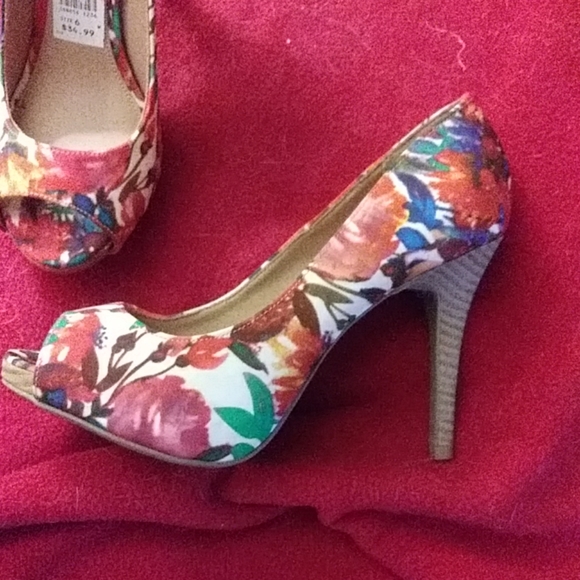 Christian Siriano floral open toe heel - Picture 2 of 5